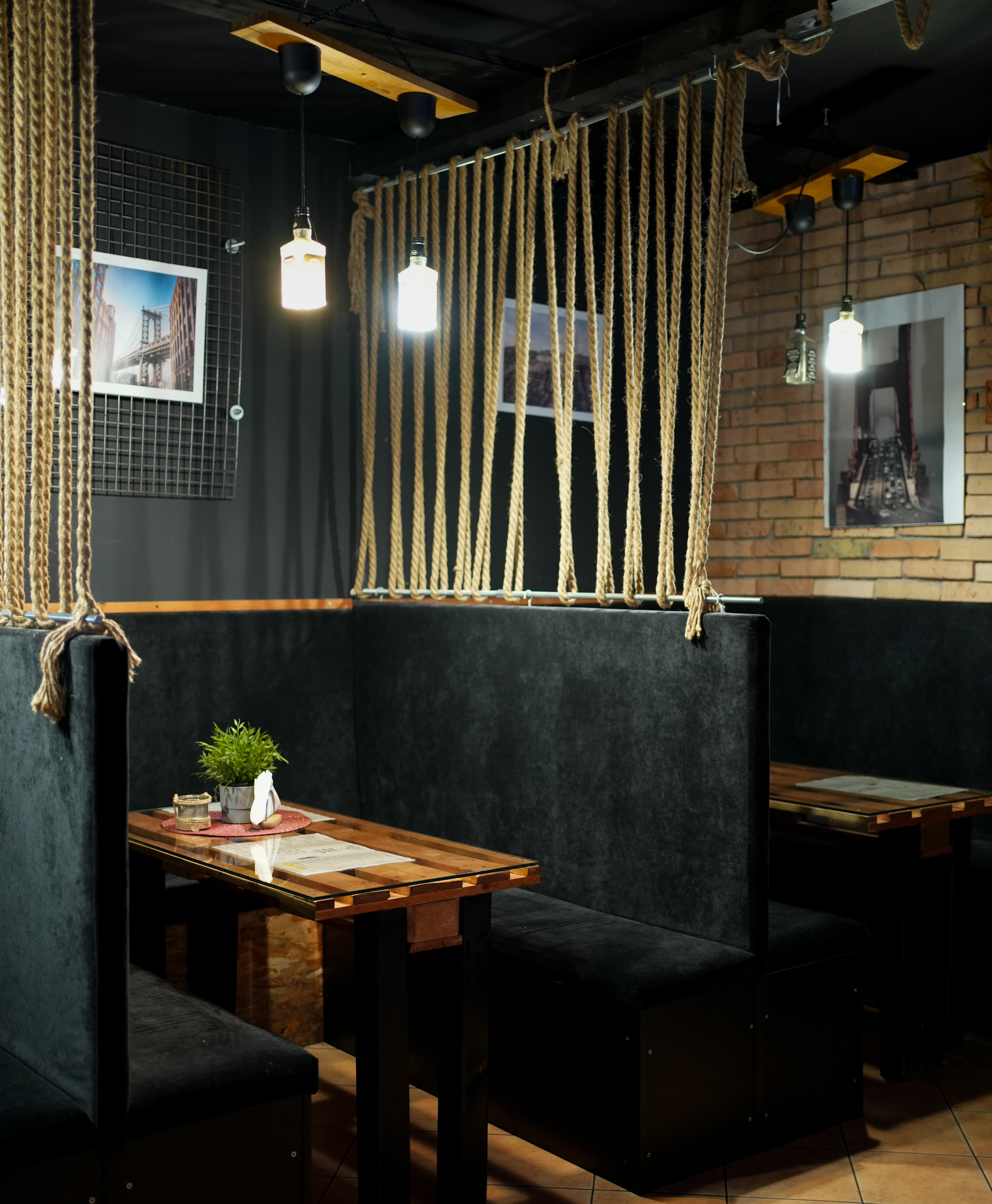 Wnętrze THE BEEF z lożami i drewnianymi detalami